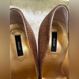 Gold reptilian Bally pumps